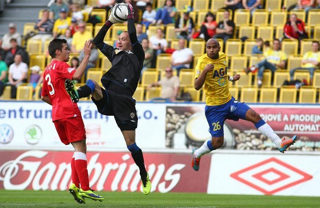 Zleva brněnští hráči Petr Buchta a brankář Martin Doležal, vpravo Nivaldo Santos z Teplic.