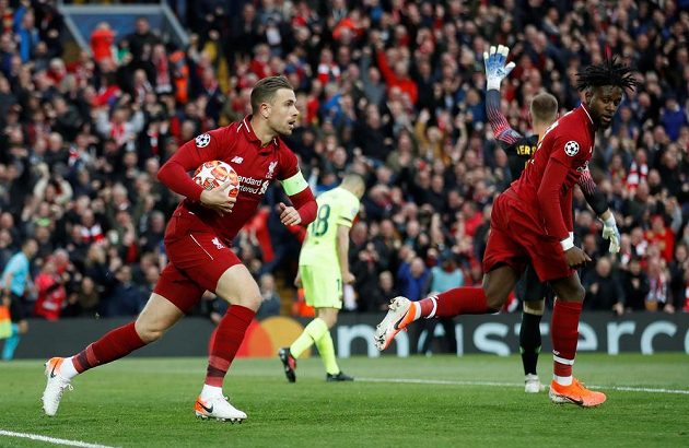 Liverpoolští Divock Origi (vpravo) a Jordan Henderson se radují z gólu proti Barceloně.