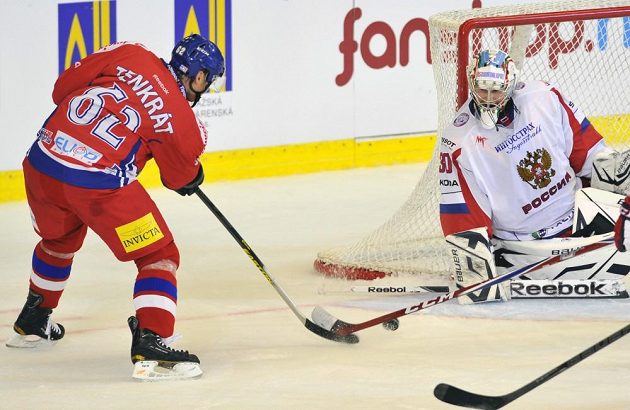 Český hokejový útočník Petr Tenkrát (vlevo) se snaží překonat ruského brankáře Konstantina Barulina.