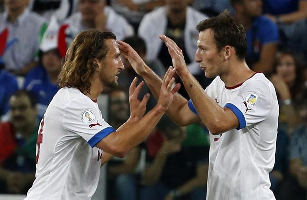 Střelec gólu Libor Kozák (vpravo) děkuje za asistenci Petrovi Jiráčkovi v zápase proti Itálii.