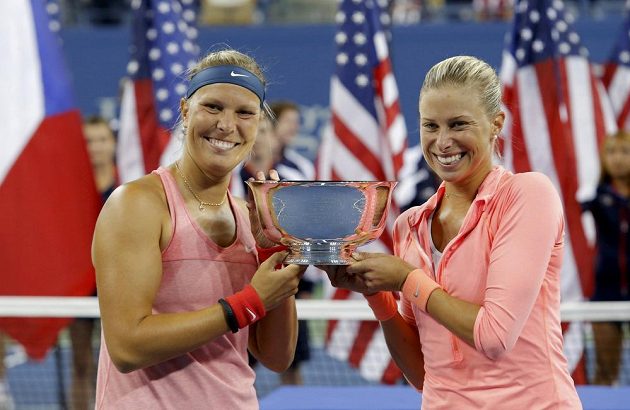 České vítězky US Open. Lucie Hradecká (vlevo) a Andrea Hlaváčková s trofejí za deblový triumf ve Flushing Meadows.