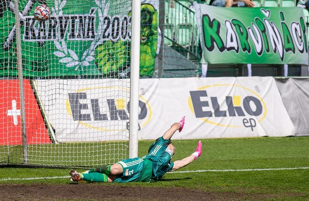 Brankář Karviné Jiří Ciupa kapituluje z pokutového kopu v utkání 31. kola první fotbalové ligy.