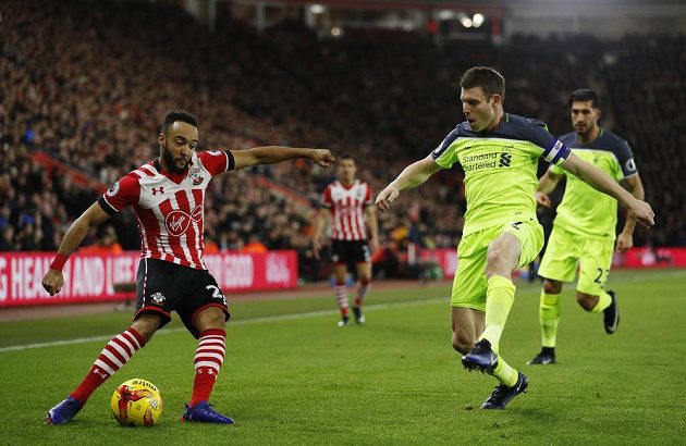 James Milner z Liverpoolu (druhý zprava) se snaží zblokovat centr záložníka Southamptonu Nathana Redmonda v úvodním utkání semifinále Ligového poháru.