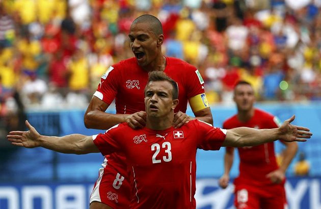 Xherdan Shaqiri (č. 23) slaví svoji úvodní trefu v duelu s Hondurasem, gratuluje mu Gökhan Inler.