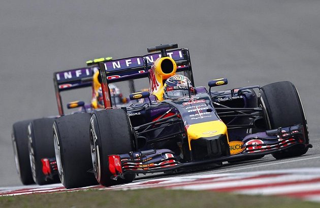Oba monoposty Red Bullu v závěsu během VC Číny. Vpředu jede Sebastian Vettel.