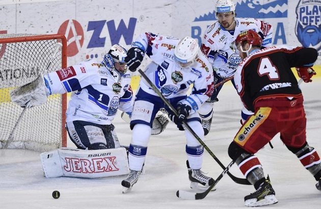 (Zleva) brankář Brna Marek Čiliak, Jakub Krejčík z Brna, Ondřej Němec z Brna a Jake Newton z Hradce Králové ve třetím semifinále.