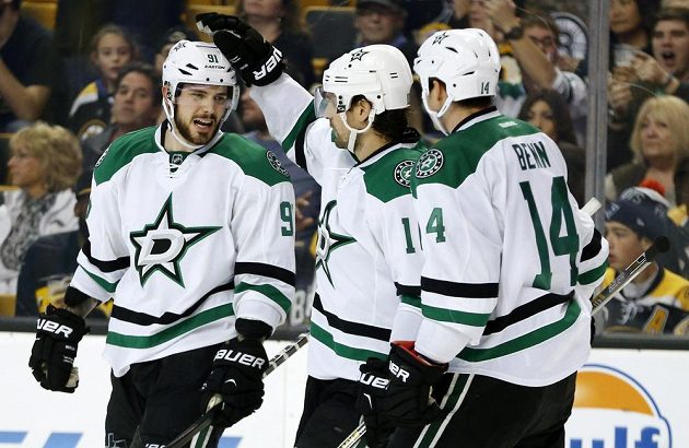 Tyler Seguin (vlevo) z Dallasu zářil na ledě Bostonu. Svůj bývalý klub nešetřil, trefil se hned třikrát.