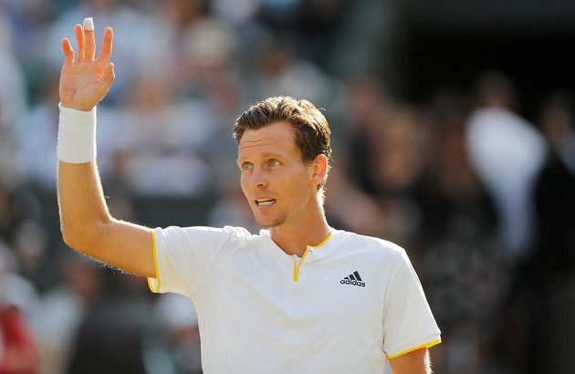 Tomáš Berdych zdraví diváky. Je v semifinále poté, co Novak Djokovič vzdal čtvrtfinálový souboj.