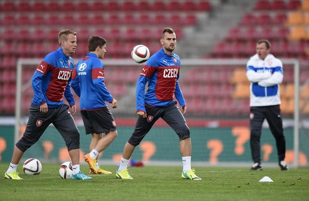 Plzeňská část reprezentace (zleva): David Limberský, Václav Pilař a Radim Řezník během tréninku před utkáním s USA a Nizozemskem.