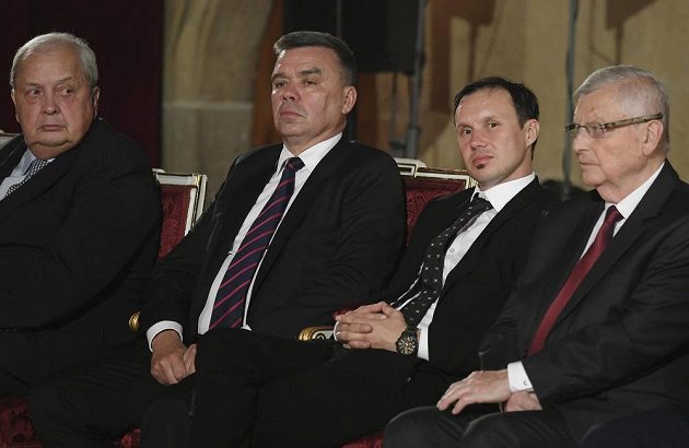 Na snímku jsou (zleva) lékař Luboš Petruželka, podnikatel Vladimír Plašil, motocyklový závodník Libor Podmol a lékař Josef Podstata před zahájením ceremoniálu.