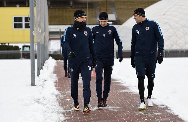 Fotbalisté Sparty Praha (zleva) David Lafata, Marek Matějovský a Roman Bednář přicházejí na první trénink při zahájení zimní přípravy.