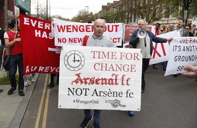 Fanoušci Arsenalu protestovali před zápasem s Manchesterem City proti manažerovi Arsénu Wengerovi. Přímo na stadiónu se pak i poprali.