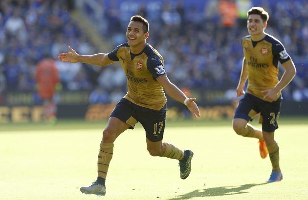 Útočník Arsenalu Alexis Sánchez slaví gól na hřišti Leicesteru v zápase 7. kola Premier League.