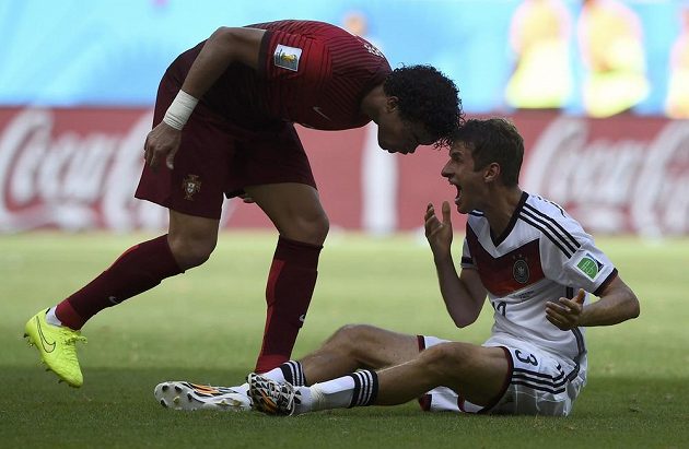 Portugalec Pepe hlavou atakuje Němce Thomase Müllera, za což dostal červenou kartu.