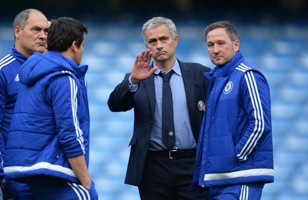 Trenér José Mourinho vedl po skončení utkání s Liverpoolem debatu s celým realizačním týmem.