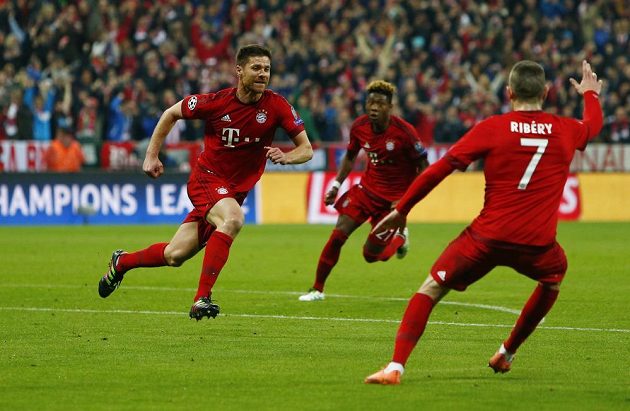 Záložník Bayernu Xabi Alonso (vlevo) slaví vedoucí gól v semifinálové odvetě Ligy mistrů proti Atlétiku.