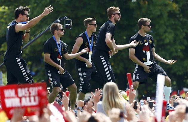 Zleva Mats Hummels, Philipp Lahm, Erik Durm, Benedikt Höwedes a Thomas Müller předvádí, jak se hraje na kytaru.