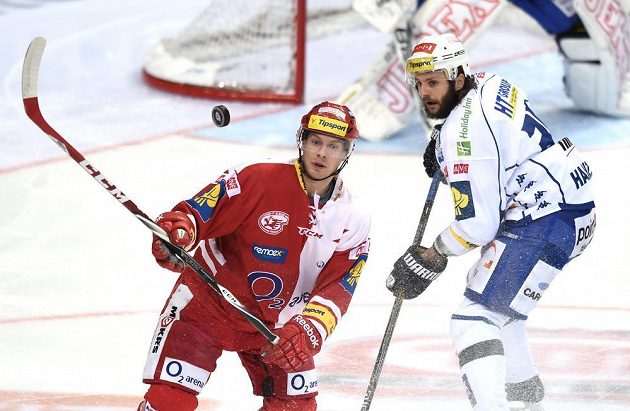Slávistický útočník Jan Stránský (vlevo) a brněnský obránce Jan Hanzlík během dohrávky 25. kola Tipsport extraligy.