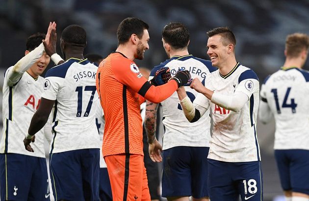 Fotbalisté Tottenhamu Hotspur slaví výhru nad Manchesterem City v Premier League.