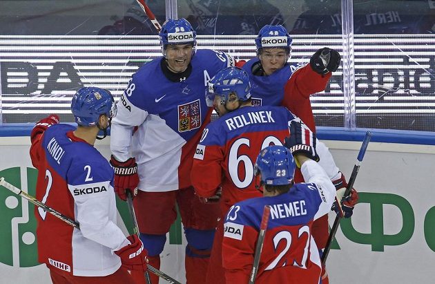 Čeští hokejisté slaví úvodní trefu proti Švédům (autor gólu Tomáš Hertl zcela vpravo).