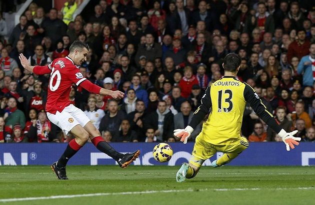 Útočník Manchesteru United Robin van Persie (vlevo) selhal v obrovské šanci a nechal vyniknout brankáře Chelsea Thibauta Courtoise.