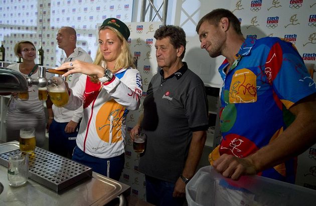Tenistka Petra Kvitová točí pivo v Českém domě na oslavu své bronzové medaile. Vpravo Ondřej Synek, který vybojoval 3. místo ve skifu.
