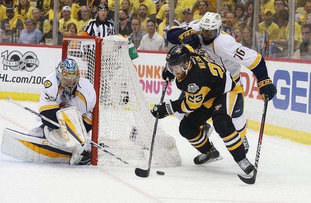 Hokejista Pittsburghu Penguins Scott Wilson zakončuje akci v úvodním finále Stanley Cupu. Zabránit se mu snaží obránce P.K. Subban (76), připravený je i gólman Pekka Rinne. Pittsburgh vyhrál 5:3.
