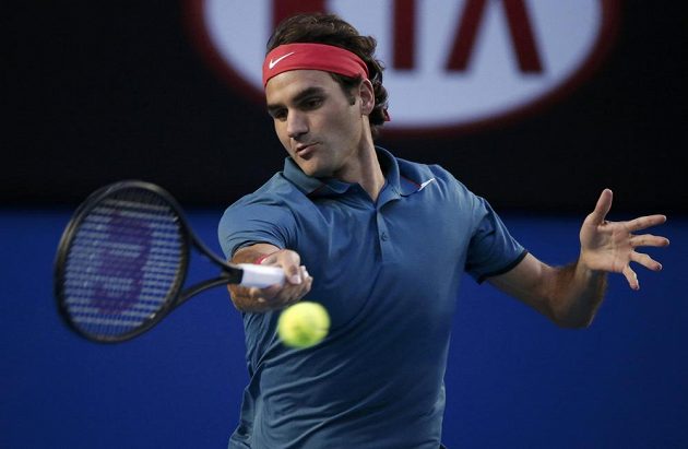 Švýcar Roger Federer odehrává míč během semifinálového duelu Australian Open s Rafou Nadalem.