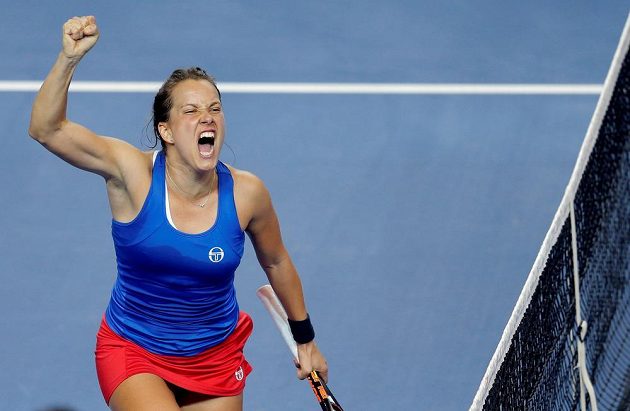 Vítězné gesto Barbory Strýcové po vítězství nad Alize Cornetovou ve finále Fed Cupu.