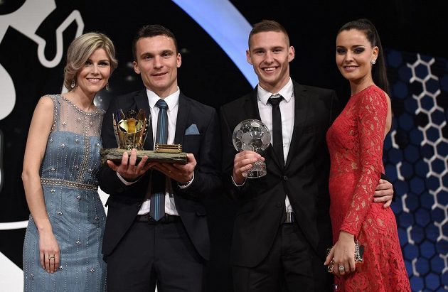 Fotbalista roku David Lafata a manželka Kamila (vlevo) a Pavel Kadeřábek a partnerkou Terezou Chlebovskou během vyhlášení výsledků ankety.