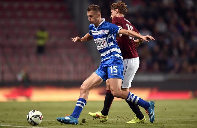 Útočník Zwolle Tomáš Necid (vlevo) a obránce Sparty Radoslav Kováč během odvetného utkání play off Evropské ligy.