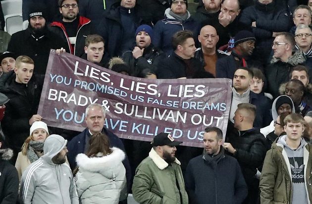 Fanoušci West Hamu dali při utkání s Liverpoolem najevo nespokojenost s chováním majitelů klubu.