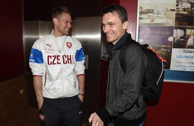 Útočník David Lafata (vpravo) a brankář Tomáš Vaclík během srazu české fotbalové reprezentace před duelem s Lotyšskem.