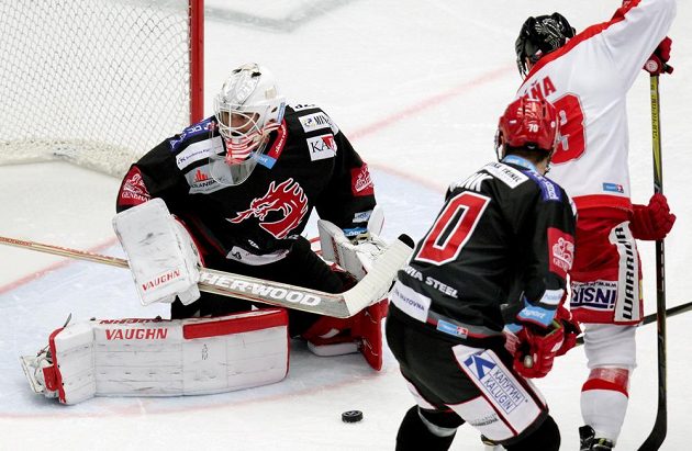Třinecký brankář Peter Hamerlík pozorně sleduje počínání olomouckého Jana Káni před jeho brankou. V zakončení se mu v utkání 34. kola snaží zabránit Bohumil Jank.