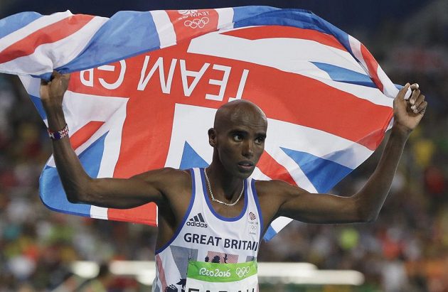 Britský vytrvalec Mo Farah oslavuje vítězství po závodě na deset kilometrů.