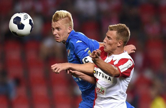 Obránce Baníku Ostrava Michal Frydrych (vlevo) v souboji se slávistickým útočníkem Bekimem Balajem.