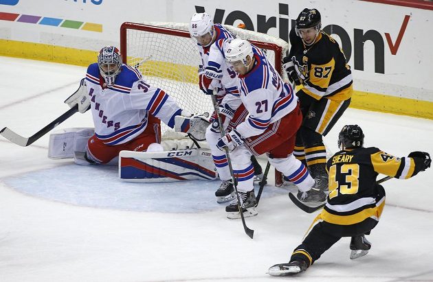 Conor Sheary (43) z Pittsburghu dává gól, vlevo je brankář NY Rangers Ondřej Pavelec (31), na snímku brání i Nick Holden (55) a Ryan McDonagh (27), přihlíží Sidney Crosby (87).