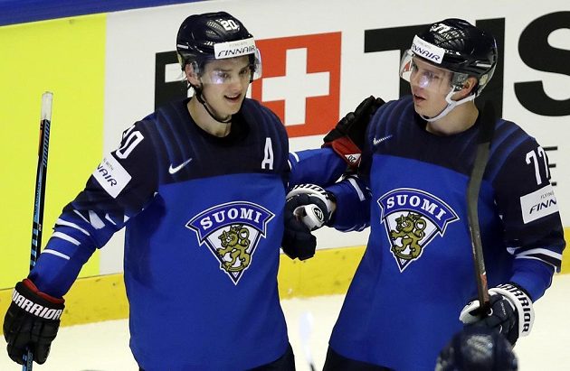 Finský hokejista Sebastian Aho slaví se spoluhráčem Markusem Nutivaarou svou druhou trefu do sítě USA v utkání mistrovství světa.