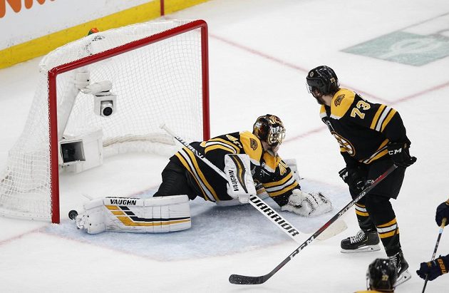Na střelu Braydena Schenna (není na snímku) brankář Bostonu Tuukka Rask nedosáhl a St. Louis vedlo už 3:0.