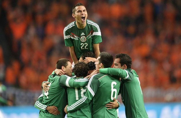 Obránce Paul Aguilar (nahoře) slaví se svými spoluhráči vedoucí gól Mexika v Amsterdamu nad domácím Nizozemskem.