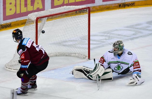 Rozhodující moment. Michal Řepík ze Sparty dává gól v prodloužení brankáři Mladé Boleslavi Gašperu Krošeljovi.
