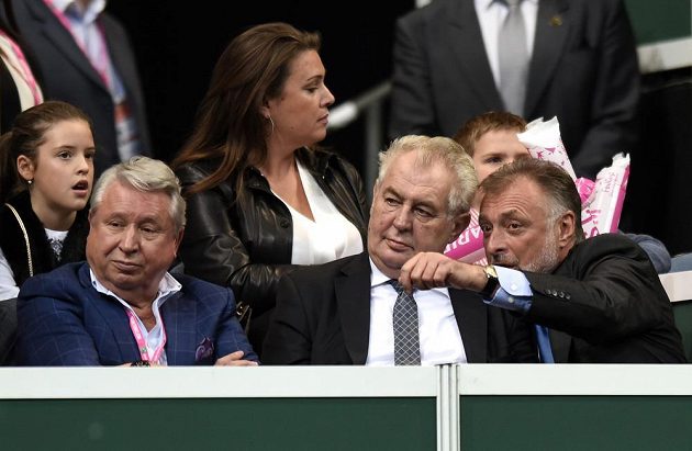 Prezident republiky Miloš Zeman a Miroslav Černošek (vlevo) sledují první utkání Petry Kvitové s Andreou Petkovicovou z Německa.