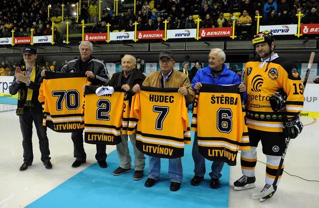 Zleva generální ředitel Unipetrolu Marek Switajewski, stará garda litvínovského hokeje Josef Beránek (bývalý trenér), Miroslav Říha, Jaroslav Hudec, Ladislav Štěrba a předseda představenstva klubu Jiří Šlégr.