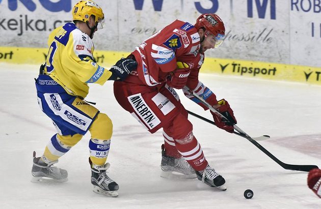Daniel Štumpf ze Zlína (vlevo) a třinecký obránce Richard Stehlík v zápase 42. kola Tipsport extraligy.