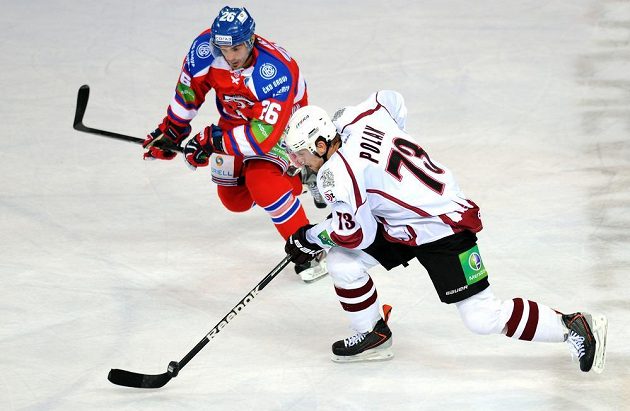 Český útočník týmu Dinamo Riga Vojtěch Polák (vpředu) a útočník Lva Praha Michal Řepík.