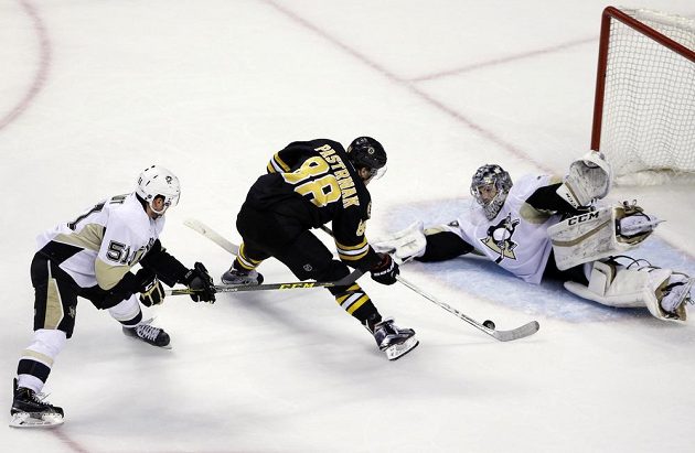 Při pokusu překonat Marca-Andrého Fleuryho fauloval Davida Pastrňáka pittsburský obránce Derrick Pouliot.