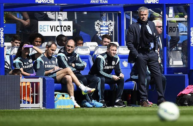 José Mourinho (vpravo) a realizační tým Chelsea sledují svůj tým na hřišti QPR, kde Blues zvítězili 1:0.