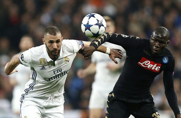 Karim Benzema z Realu Madrid bojuje o balón s Kalidou Koulibalym z Neapole.
