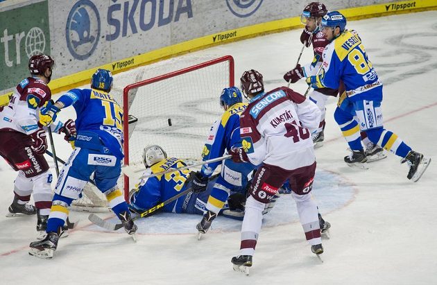Útočník Sparty Miroslav Forman (vlevo) dává gól proti Zlínu. Puk v síti brankáře Libora Kašíka (uprostřed) sledují (zleva) Martin Matějíček, Tomáš Žižka, Petr Kumstát, Jaroslav Hlinka a Ondřej Veselý.
