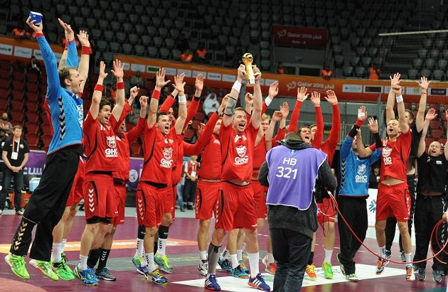 Čeští házenkáři s Prezidentským pohárem. Trofej útěchy za 17. místo na MS třímá Filip Jícha.
